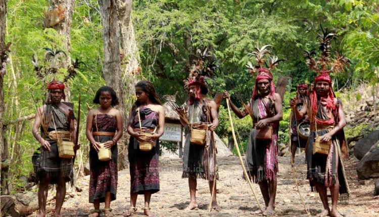 Warga Takpala Melakukan Upacara Penjemputan Tamu